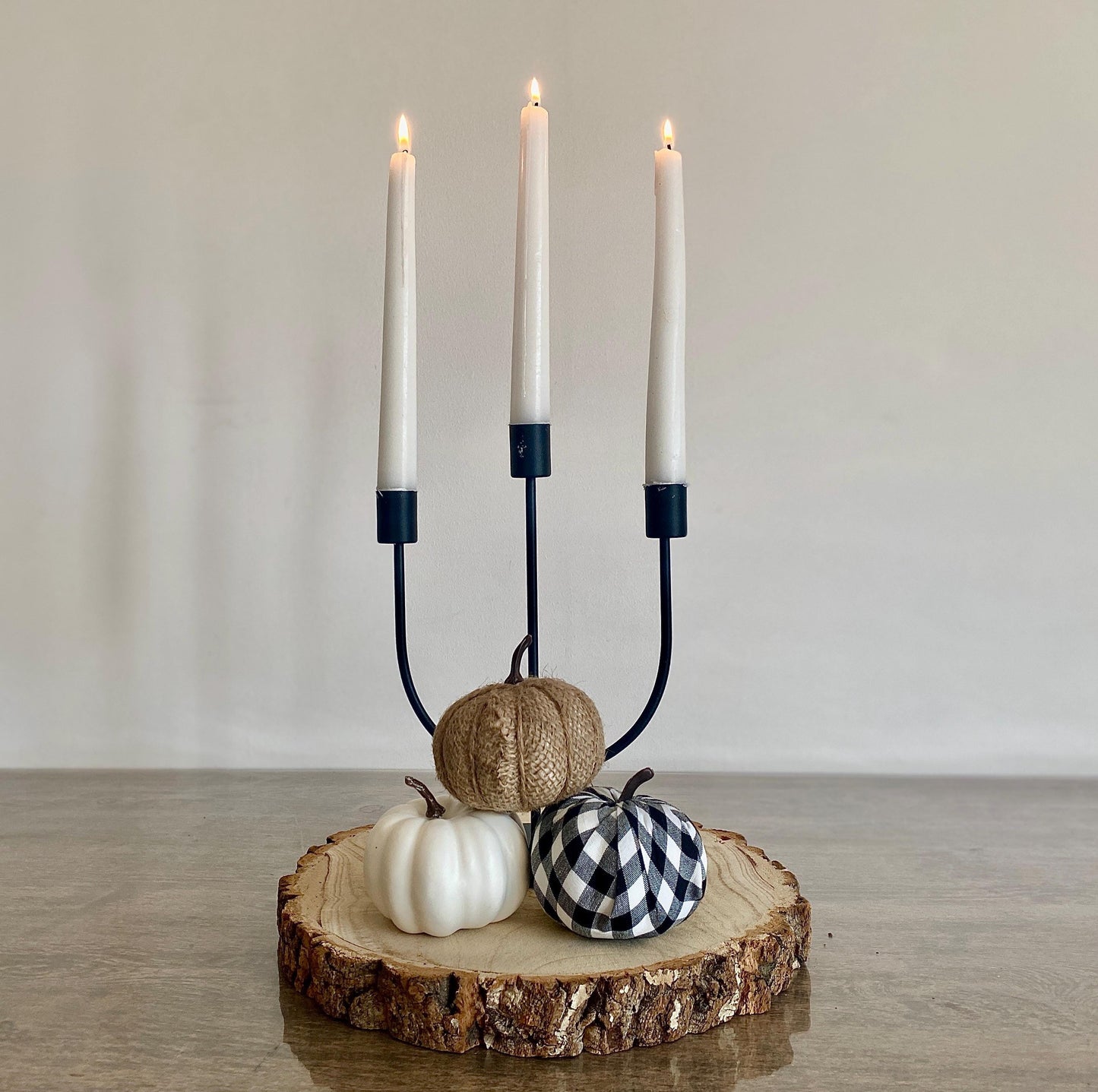 Autumn Pumpkin & Candle Decor - Trio of Rustic Pumpkins, Wooden Log Slice & 3-Arm Candlestick - Perfect for Autumn Decoration